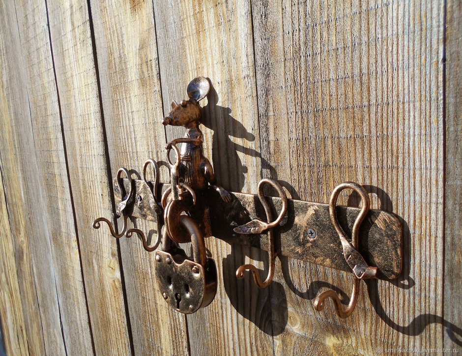 Кованая ключница настенная
