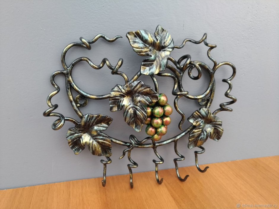 Кованый ключ вешалка