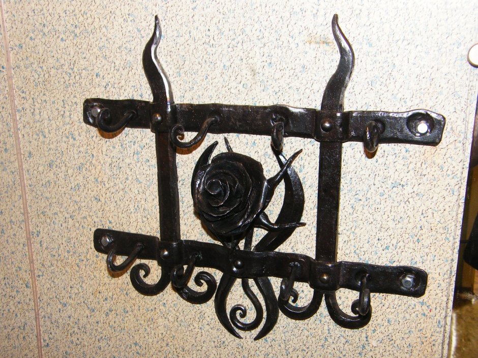 Кованая ключница настенная