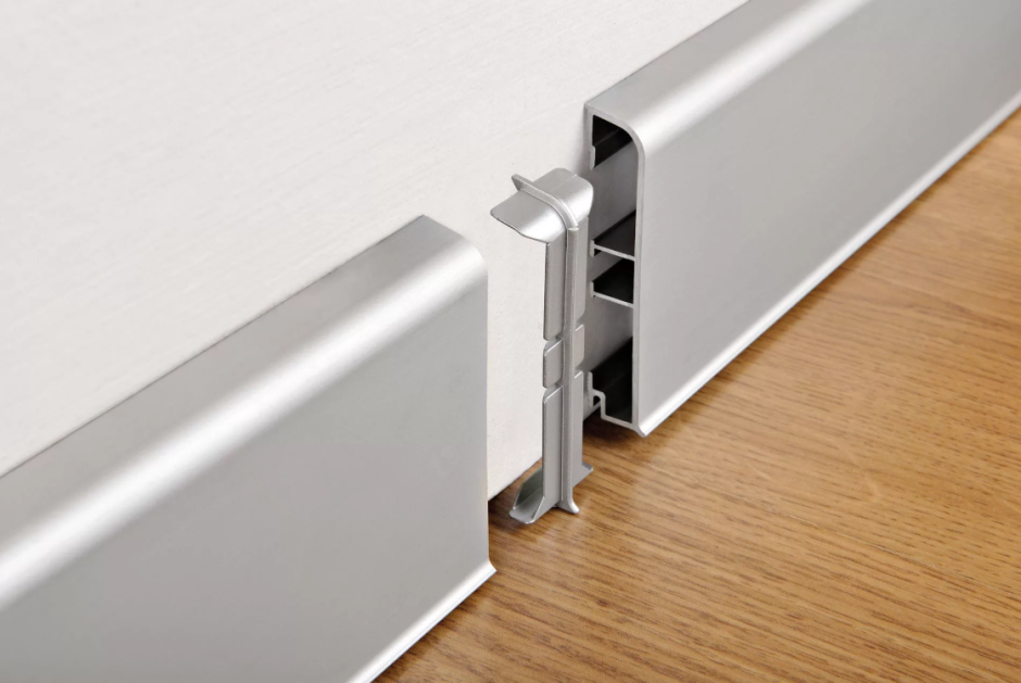 Плинтус алюминиевый Квадро черный 3м