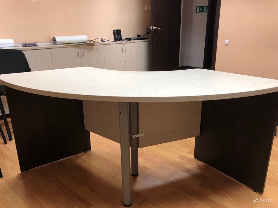 Стол письменный закругленный