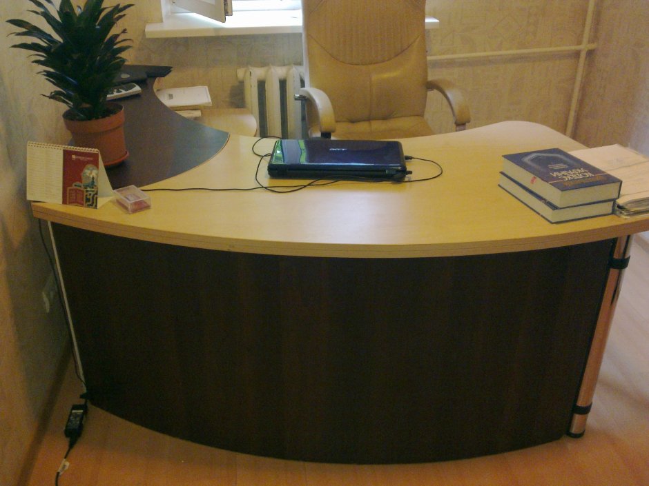 Полукруглый рабочий стол