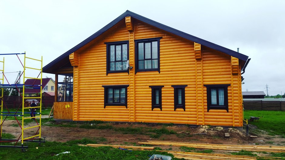 Бревенчатый дом обшит блок хаусом