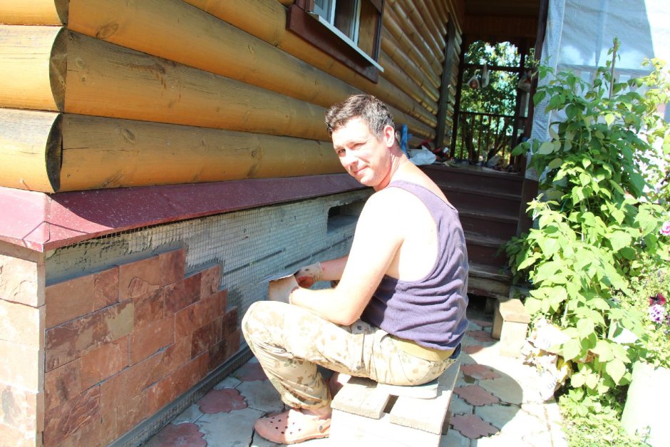 Отделка цоколя бревенчатого дома