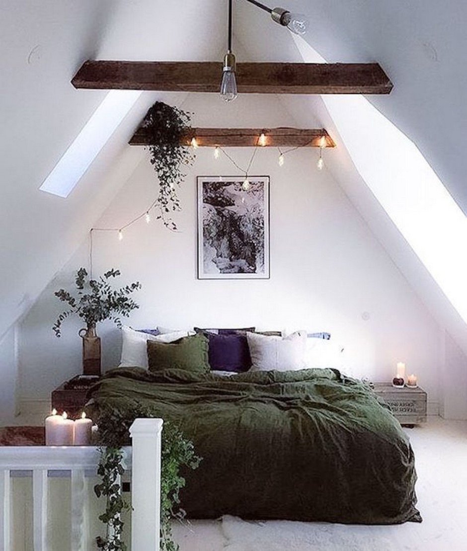 Спальня с ломаной крышей