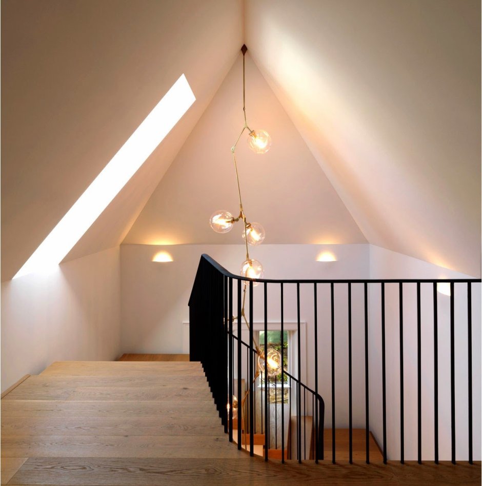 Люстра на наклонном потолке