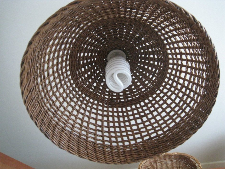 Плетеный абажур из газетных трубочек