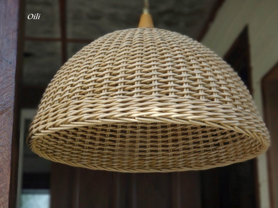 Плетеный абажур из газетных трубочек