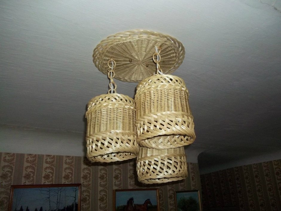 Плетеный абажур из газетных трубочек