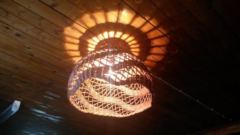 Плетеный абажур из газетных трубочек