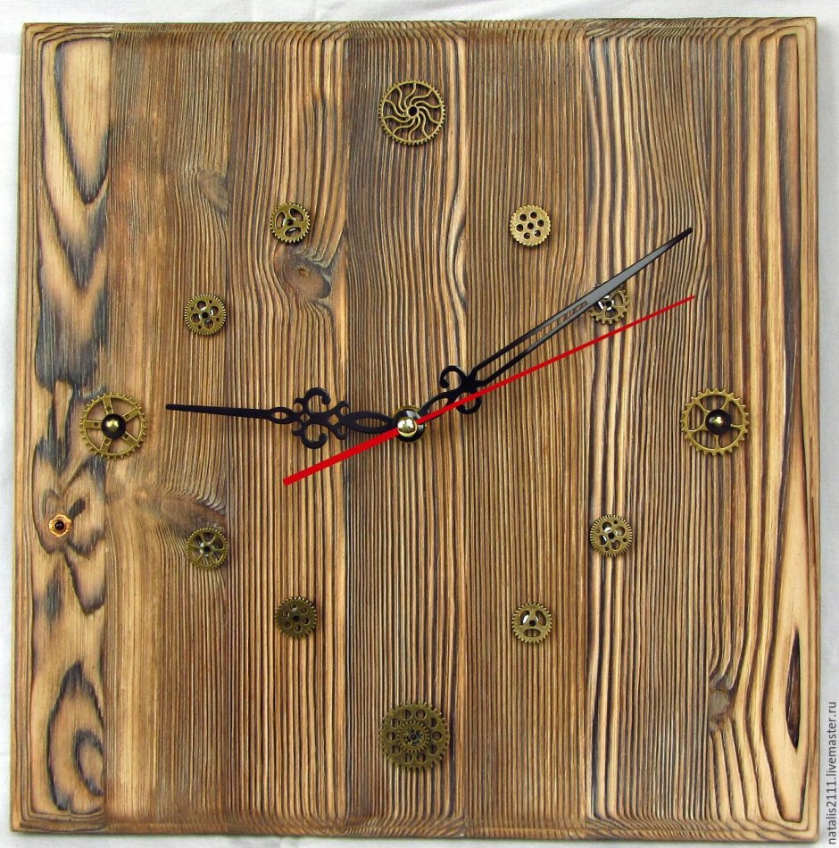 Часы из состаренного дерева