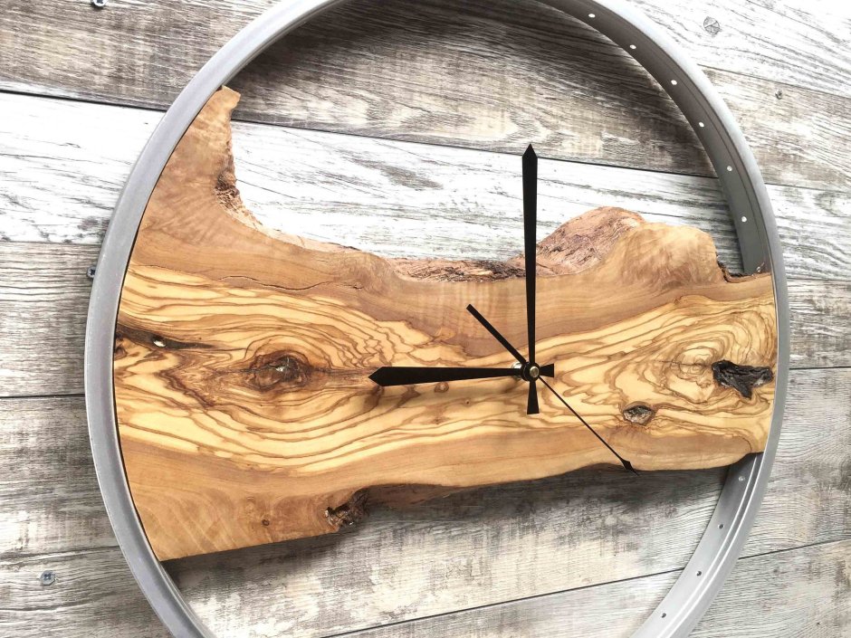 Часы из состаренного дерева