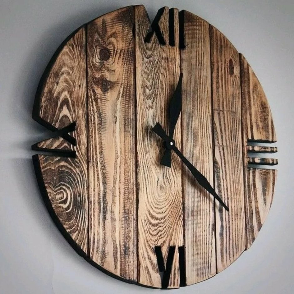 Часы настенные из амбарных досок