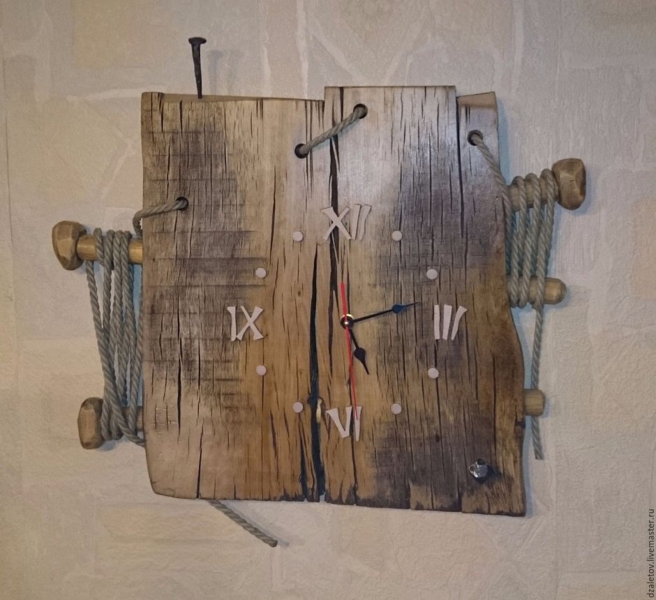 Необычные настенные часы из дерева
