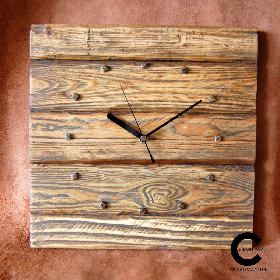 Часы из состаренного дерева