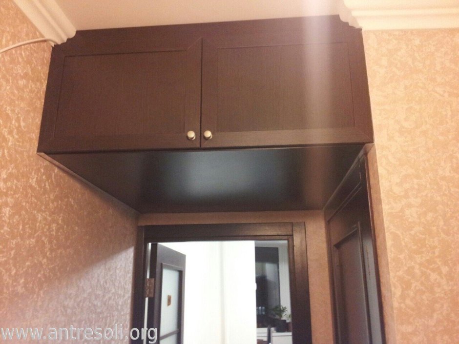 Антресоль над дверью