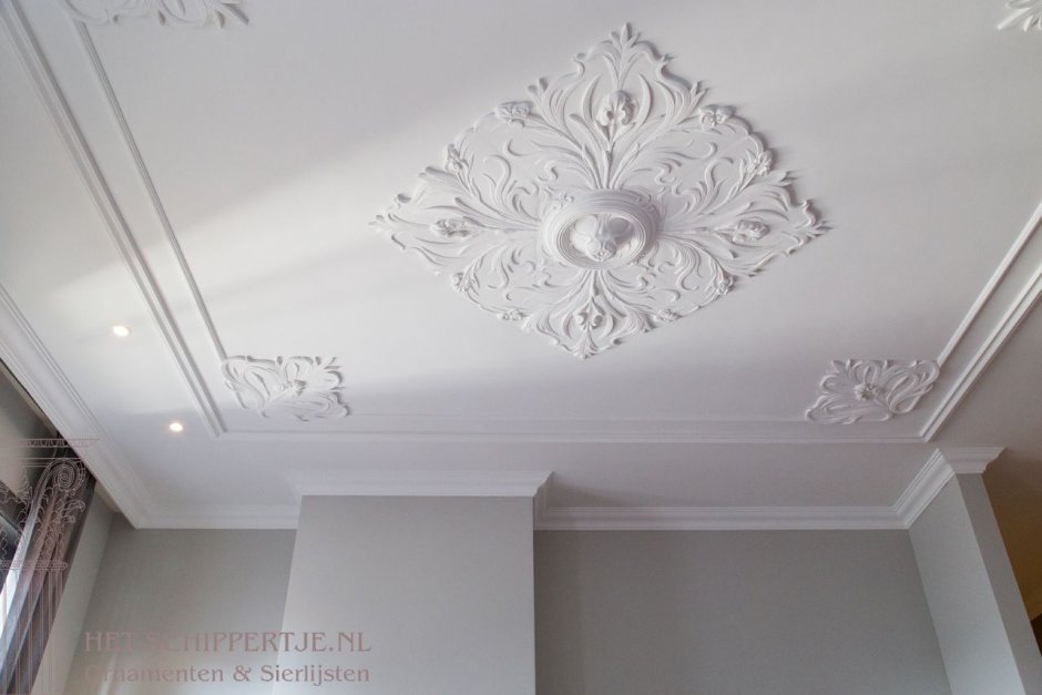 Белый потолок с лепниной