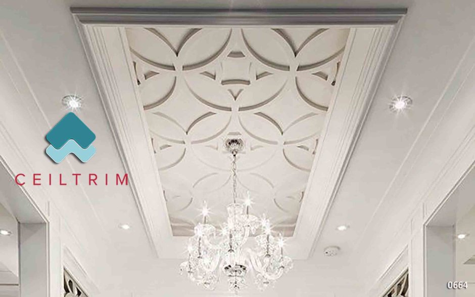 Узор из молдингов на потолке