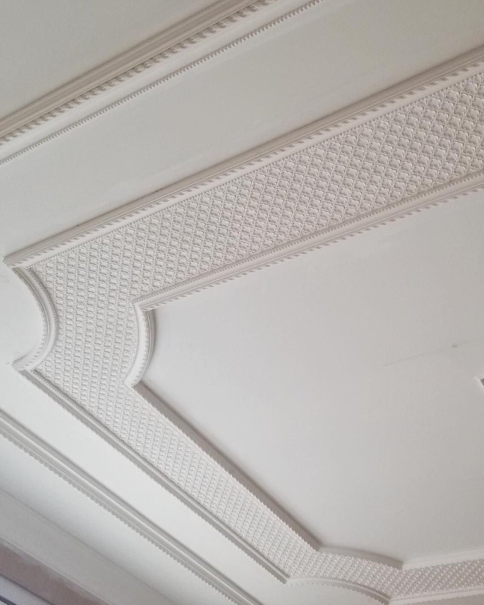 Молдинги на потолке