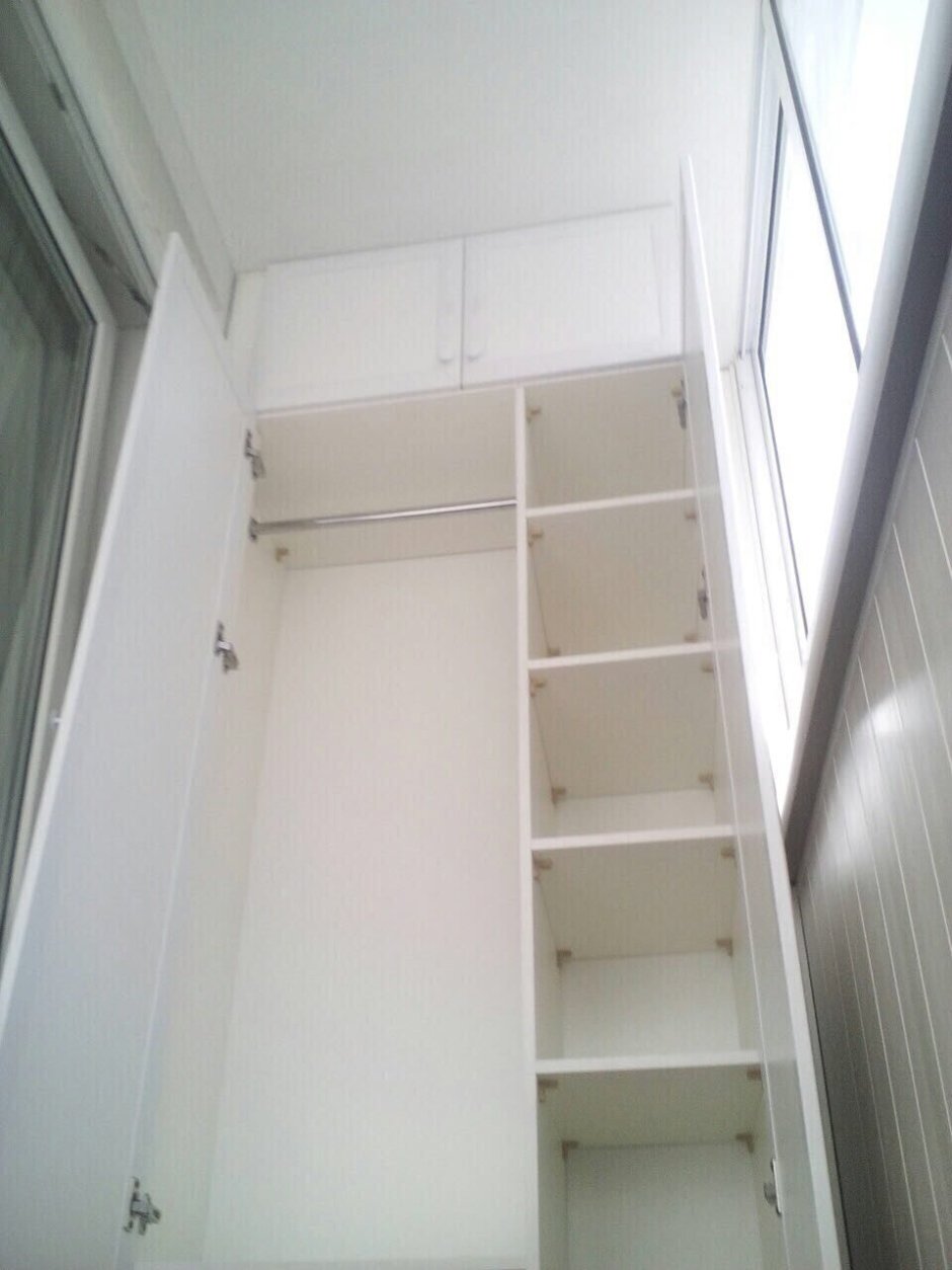 Шкаф для балкона с полками и дверцами