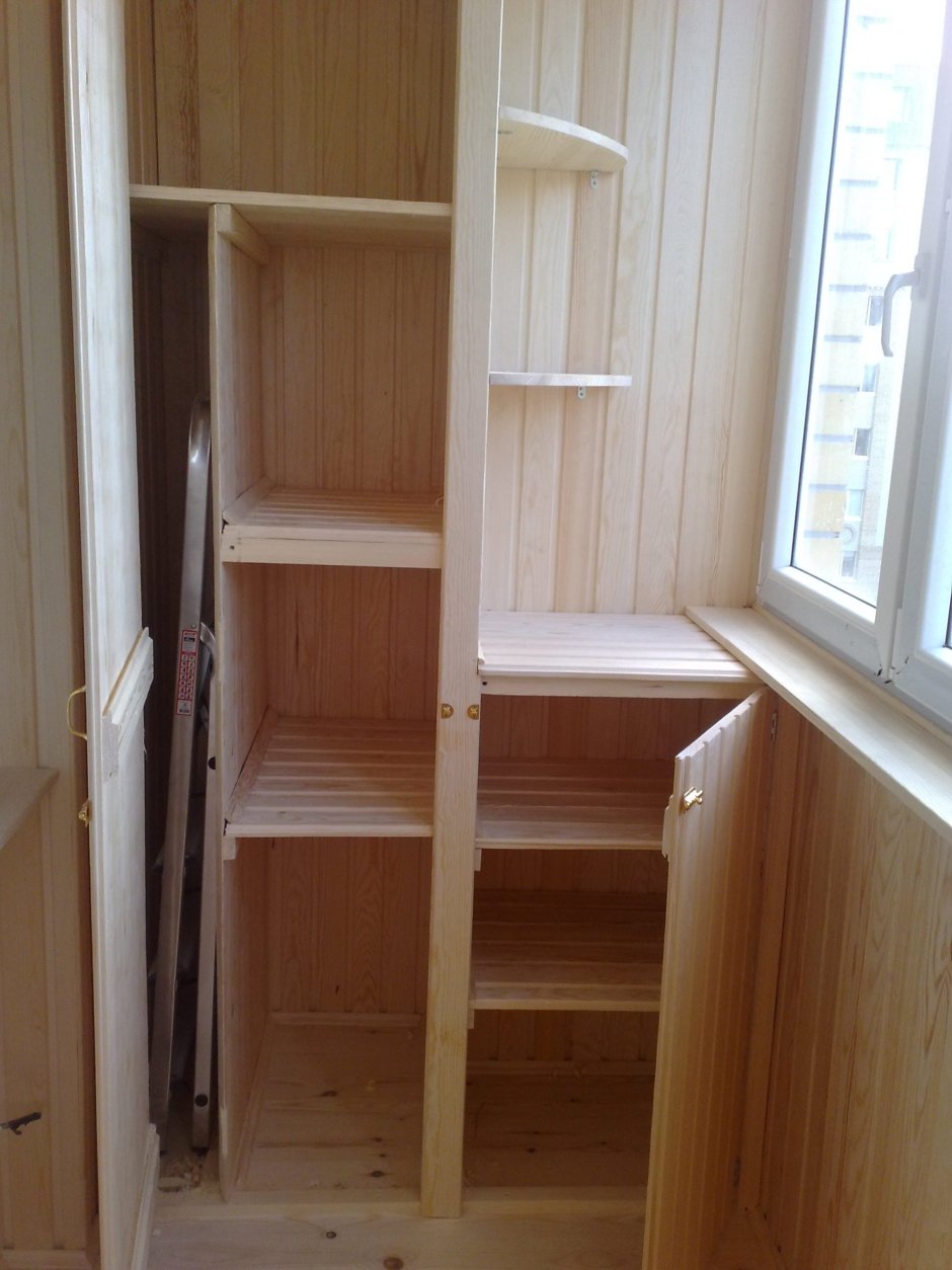 Шкаф на балконе из вагонки