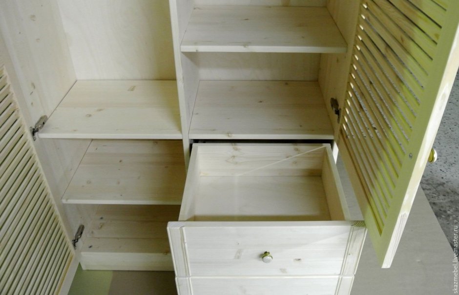 Маленький шкафчик на балкон