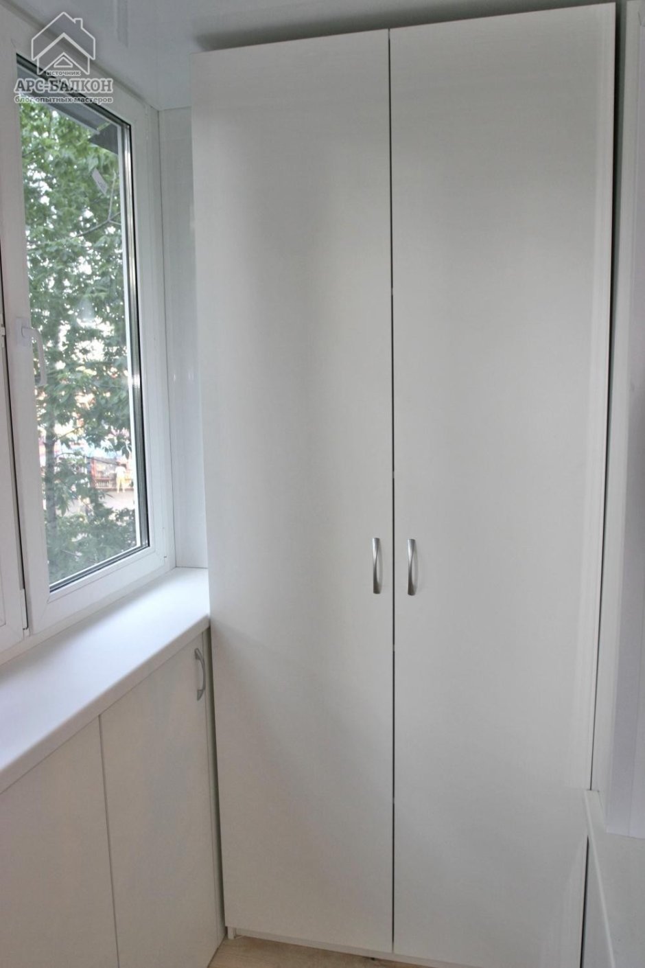Балкон со шкафом для хранения