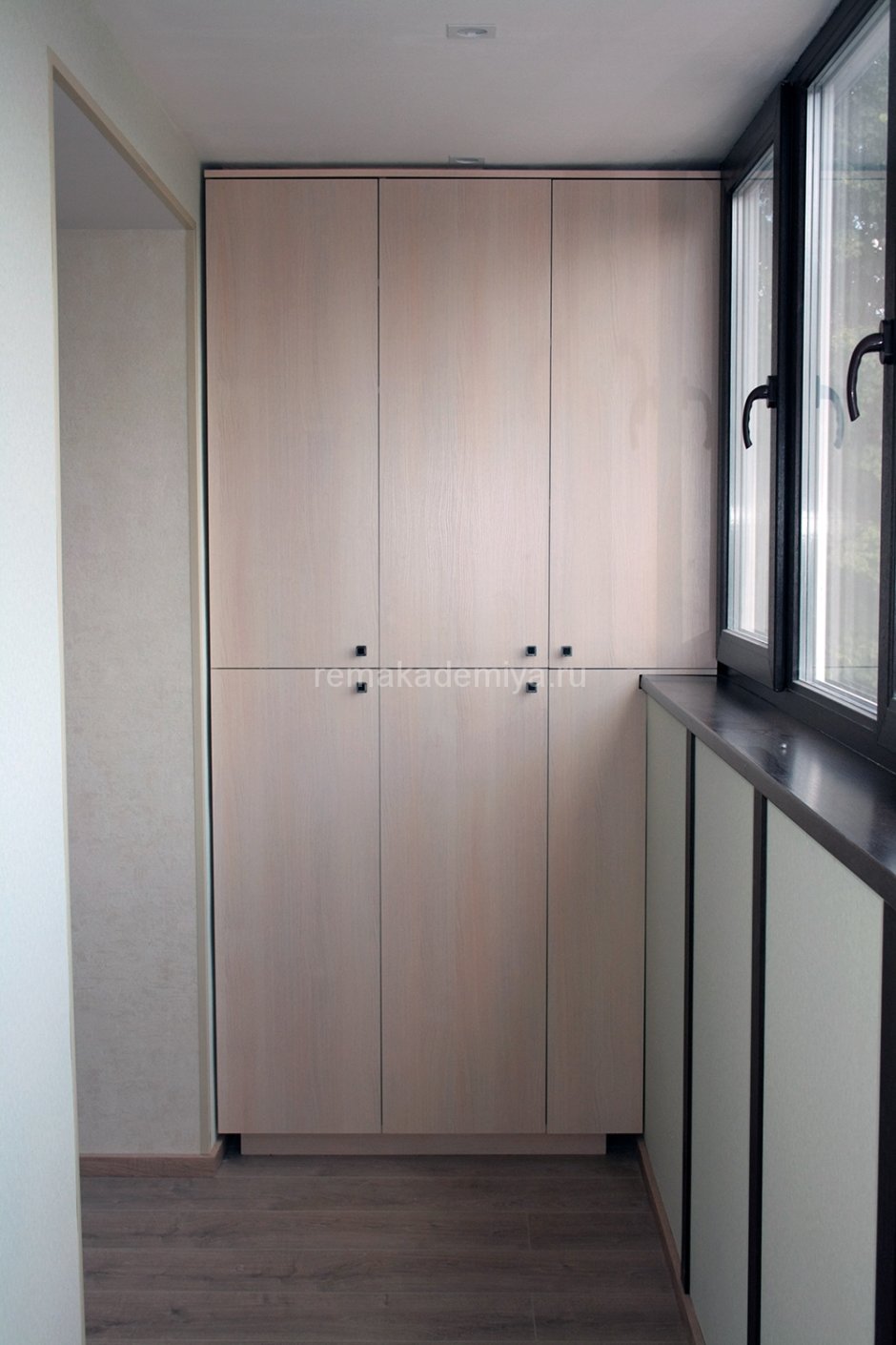 Металлический шкаф на балкон