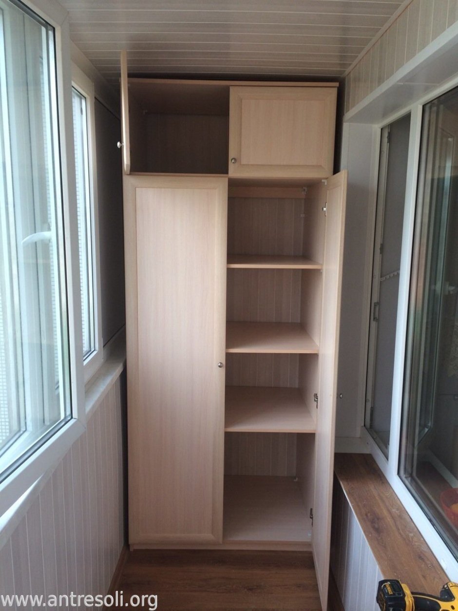 Шкаф двухдверный на балкон