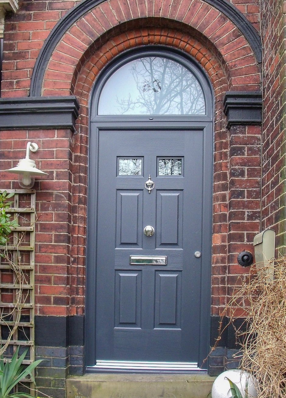 Входная дверь в кирпичном доме