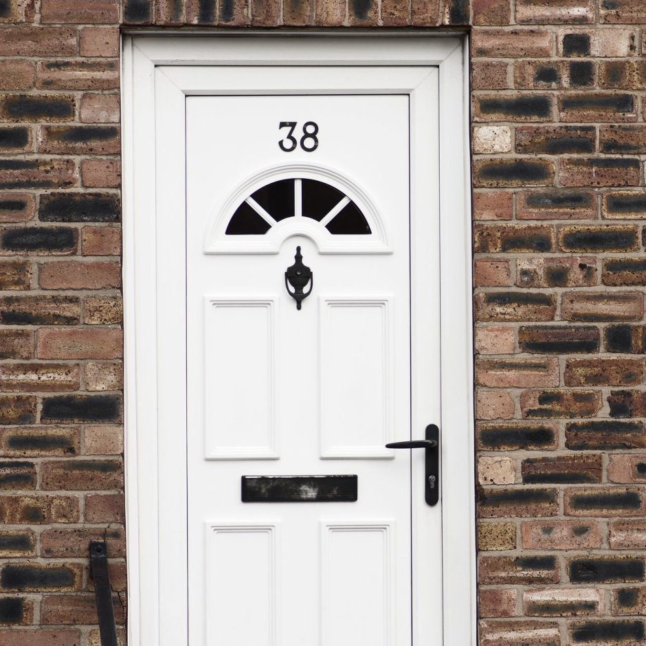 Белая дверь входная с красным кирпичом