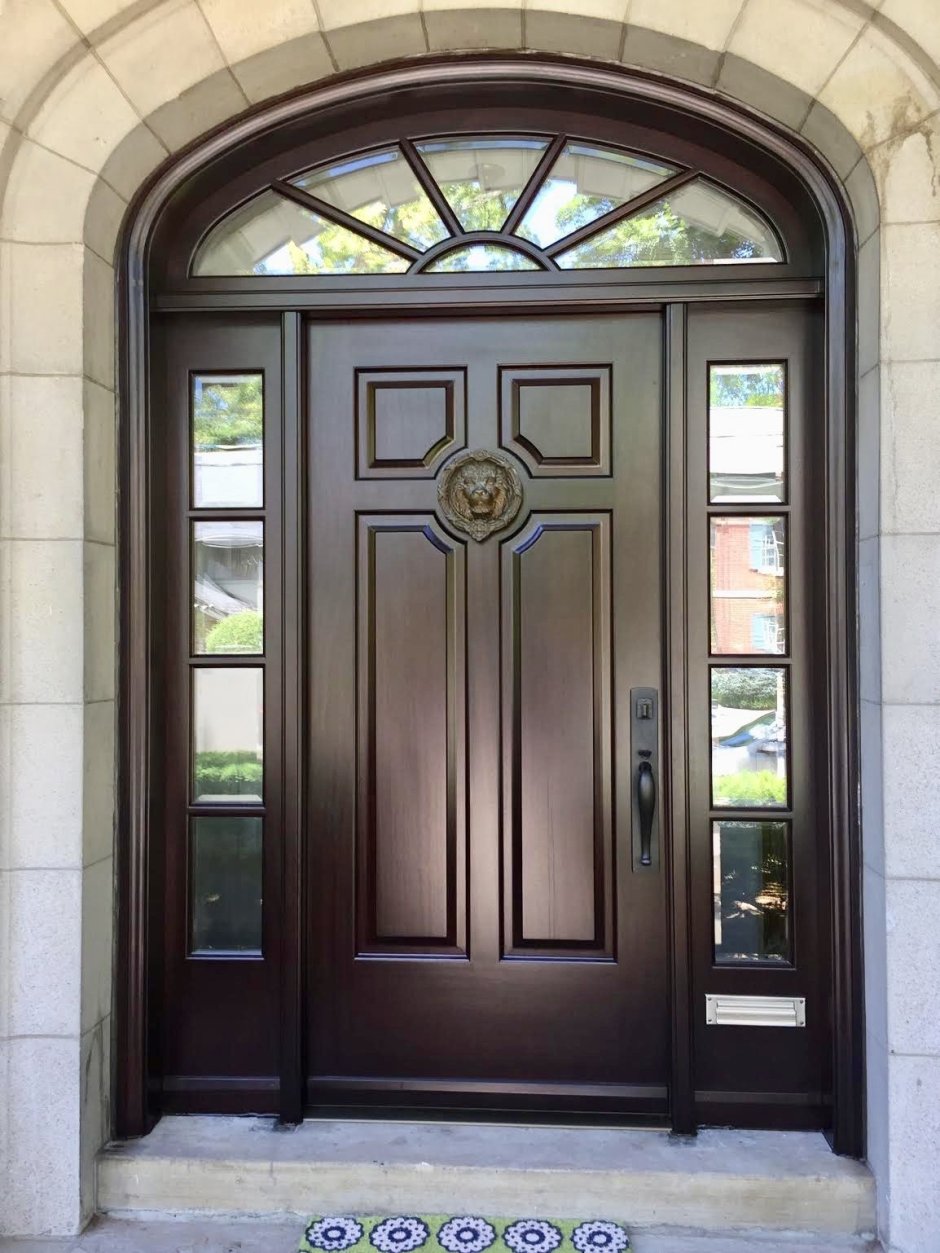 Входная дверь с боковыми окнами