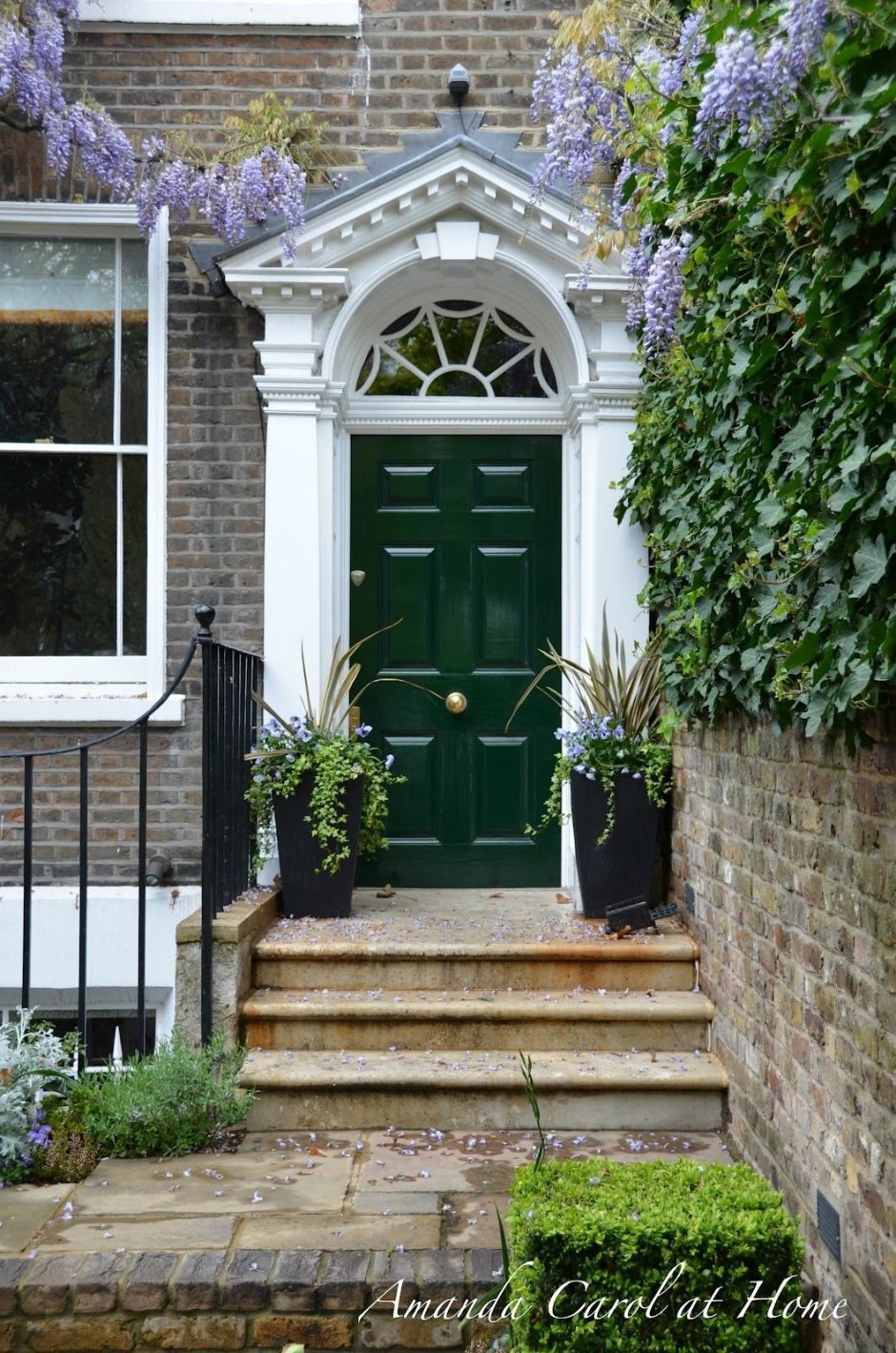 Зеленая входная дверь в дом