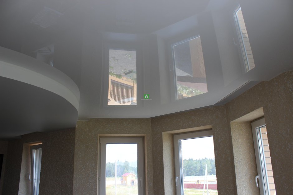 Натяжной потолок с эркером