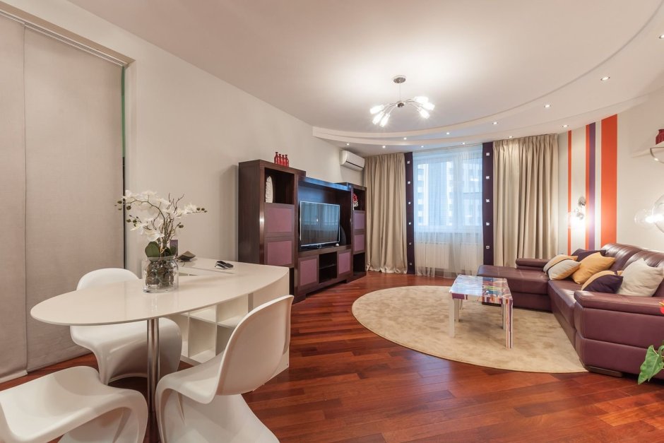 Двухуровневый потолок в гостиной с эркером