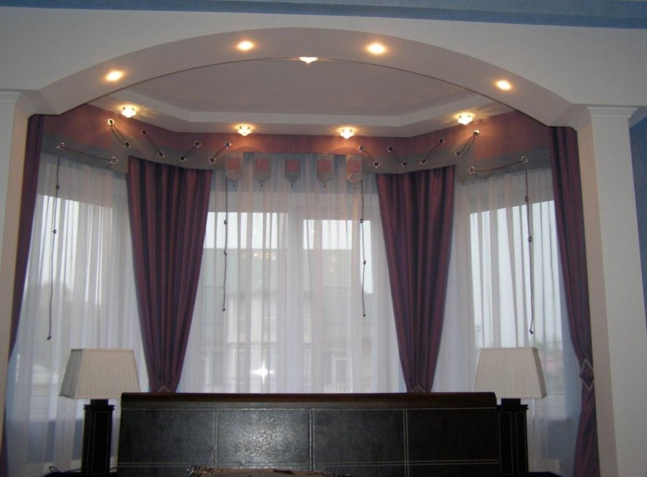 Натяжной потолок с эркером