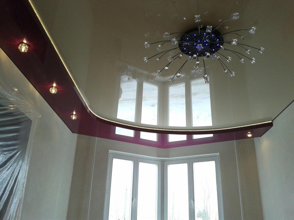 Двухуровневые натяжные потолки с эркером
