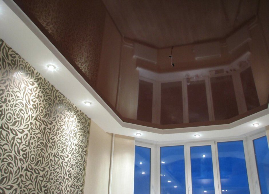 Натяжной потолок в комнате с эркером