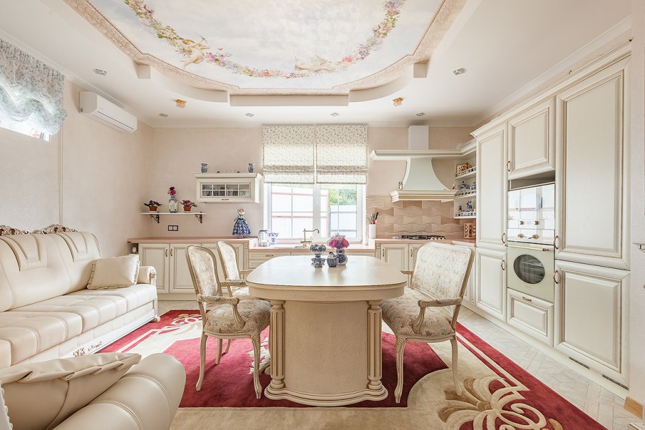 Кухня в классическом стиле с эркером гостиная