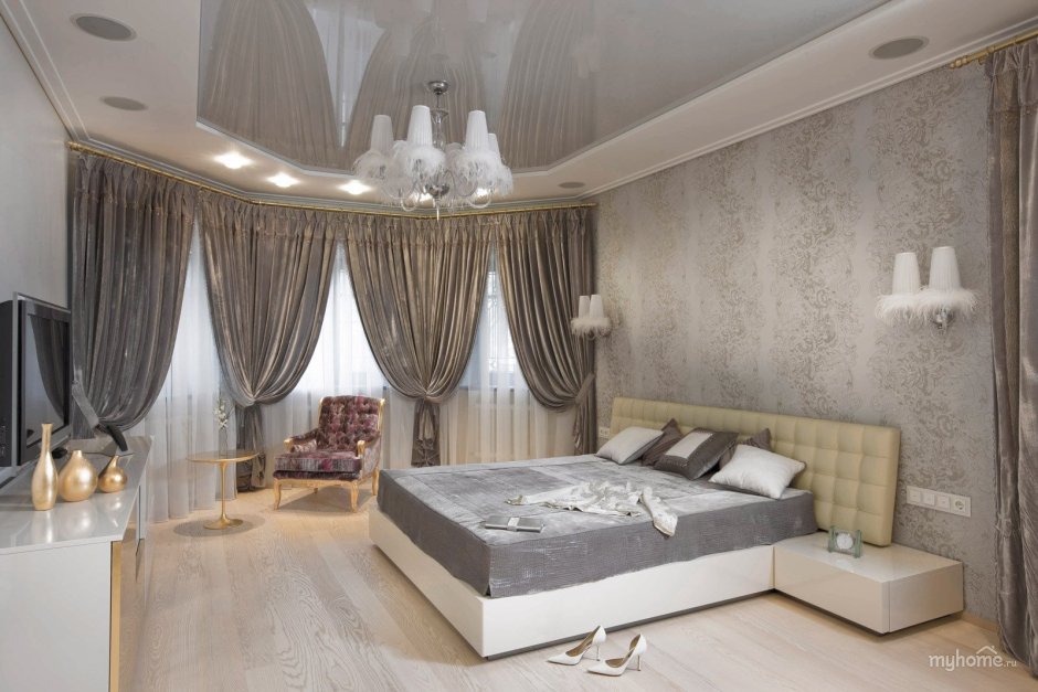 Натяжной потолок в спальне с эркером