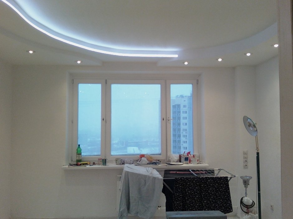 Натяжной потолок в комнате с эркером