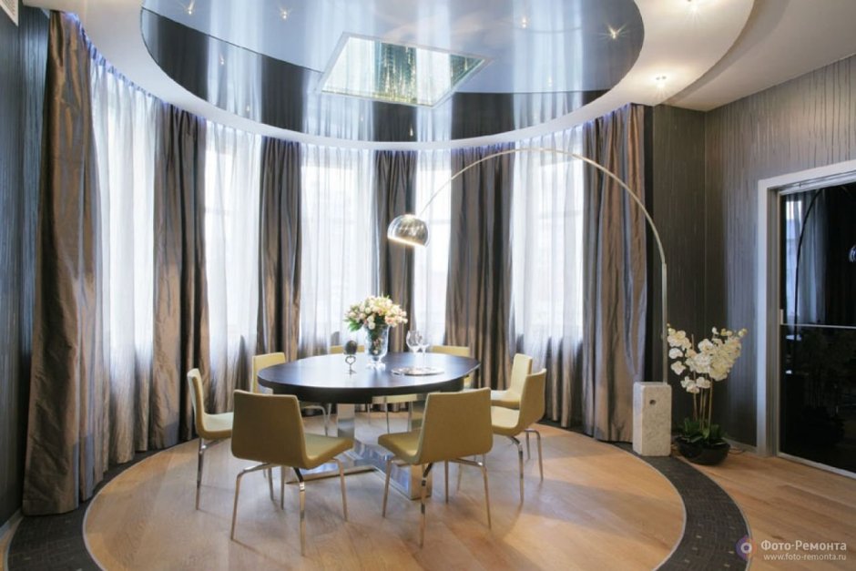 Гостиная с круглой стеной