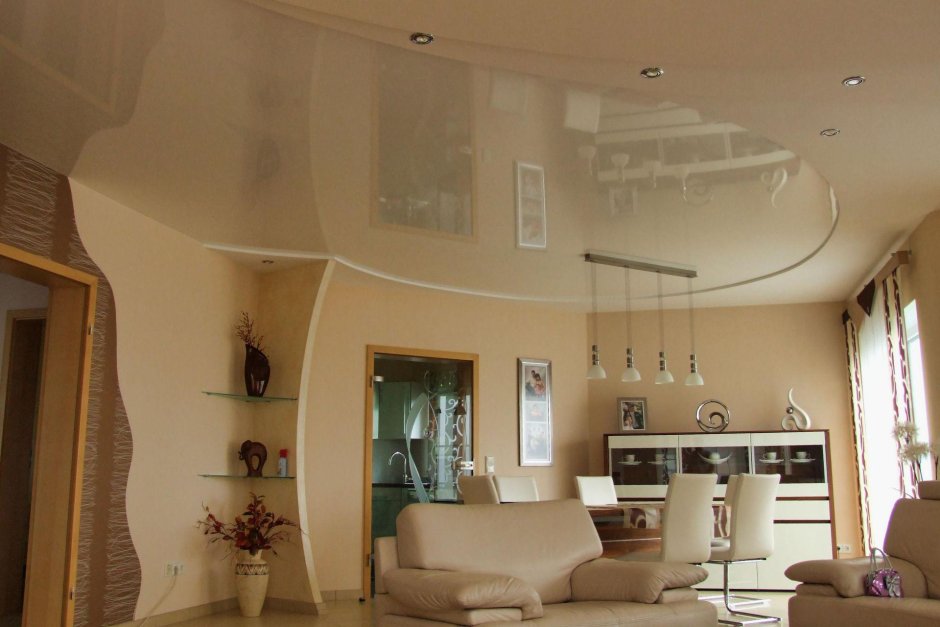 Гостиная с эркером натяжные потолки