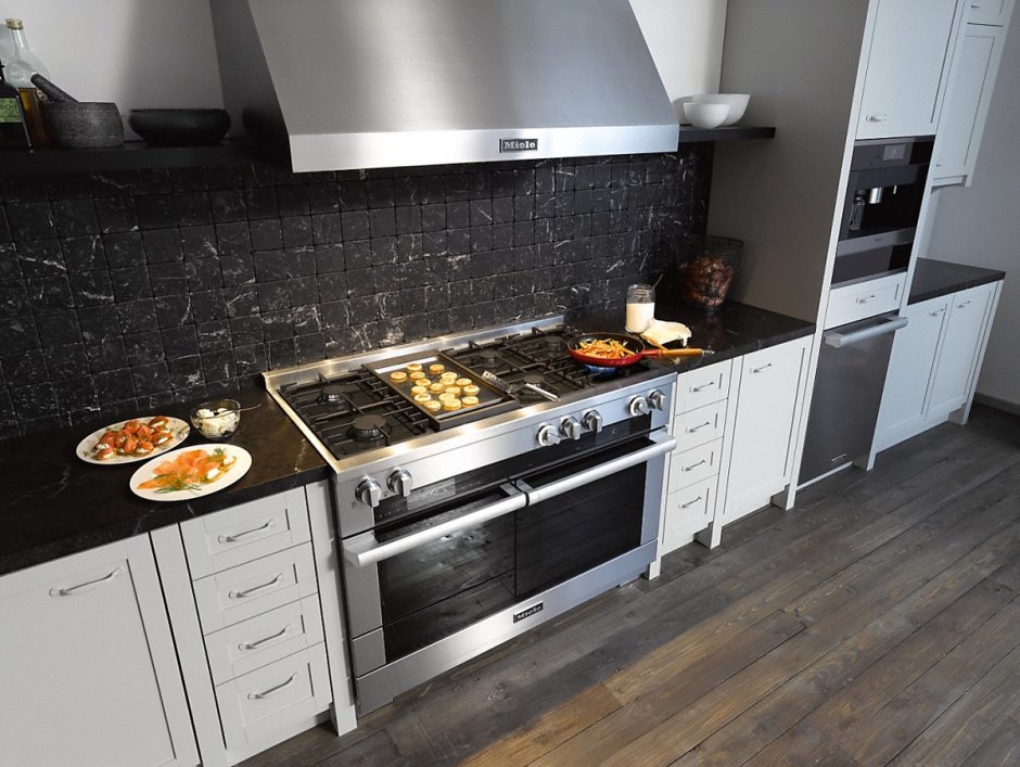 Кухня с отдельно стоящей плитой