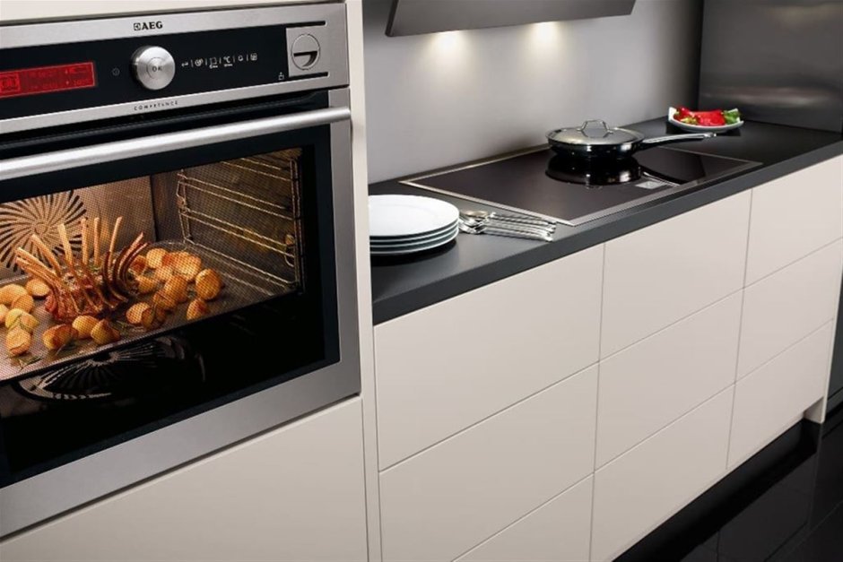 Отдельностоящая плита в кухонном гарнитуре