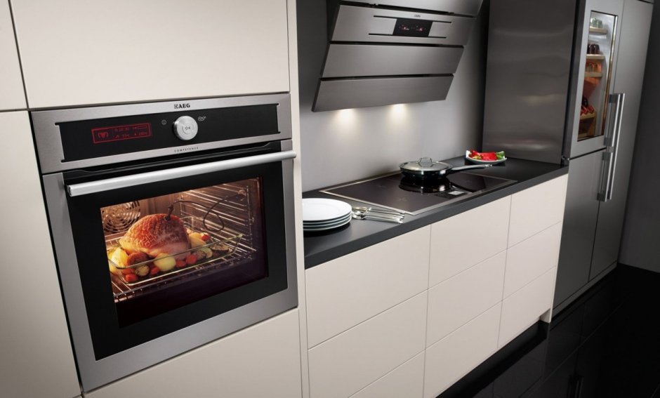 Газовая плита в кухонном гарнитуре