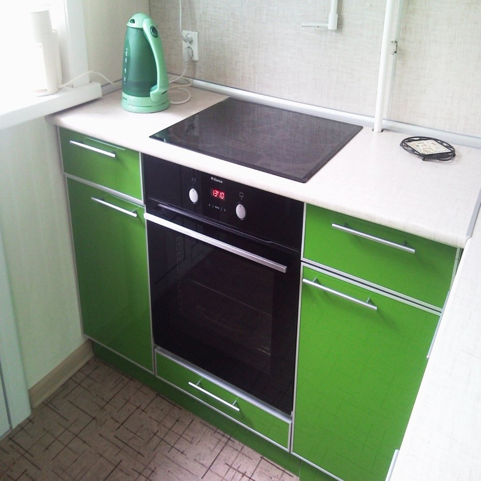 Кухня с электрической плитой не встроенной