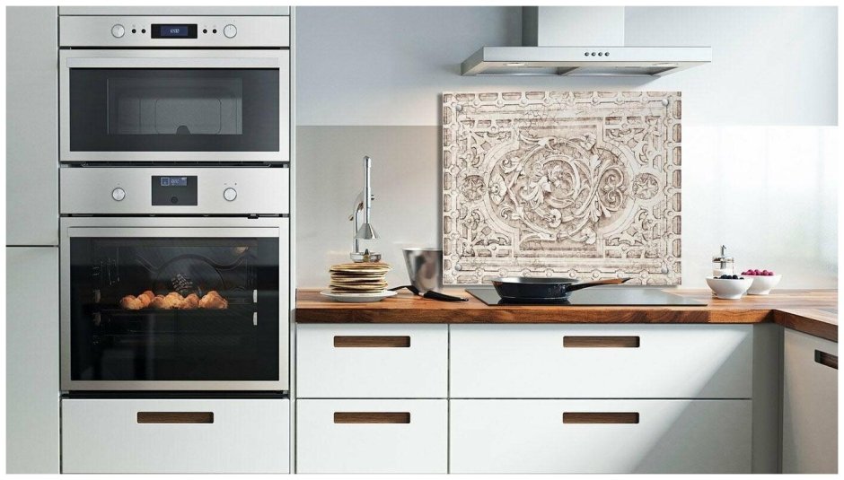 Кухня с плитой и холодильником