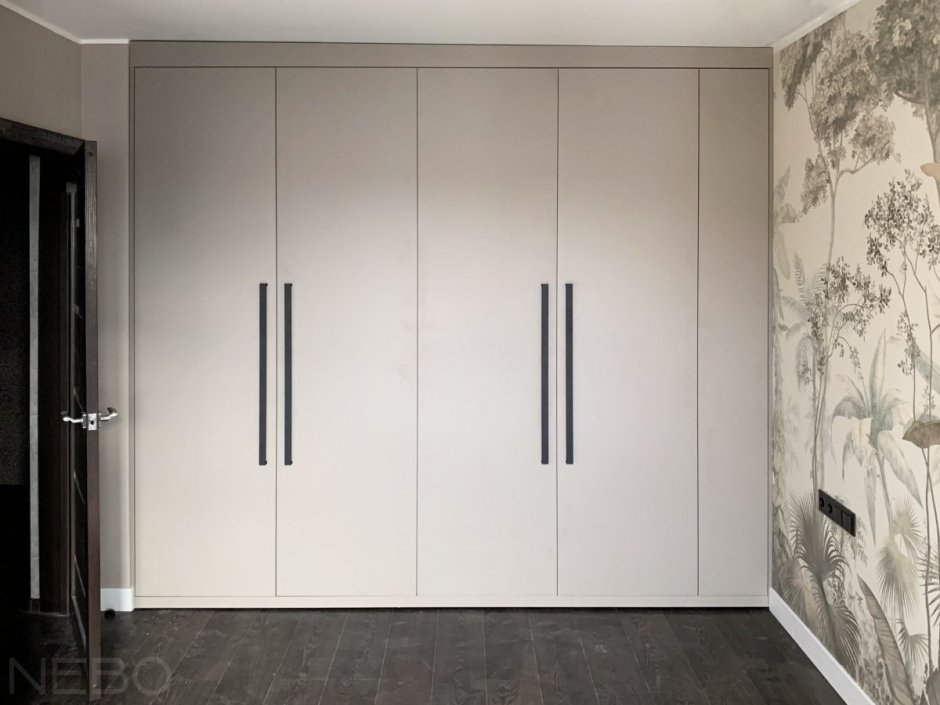 Белый шкаф с длинными ручками