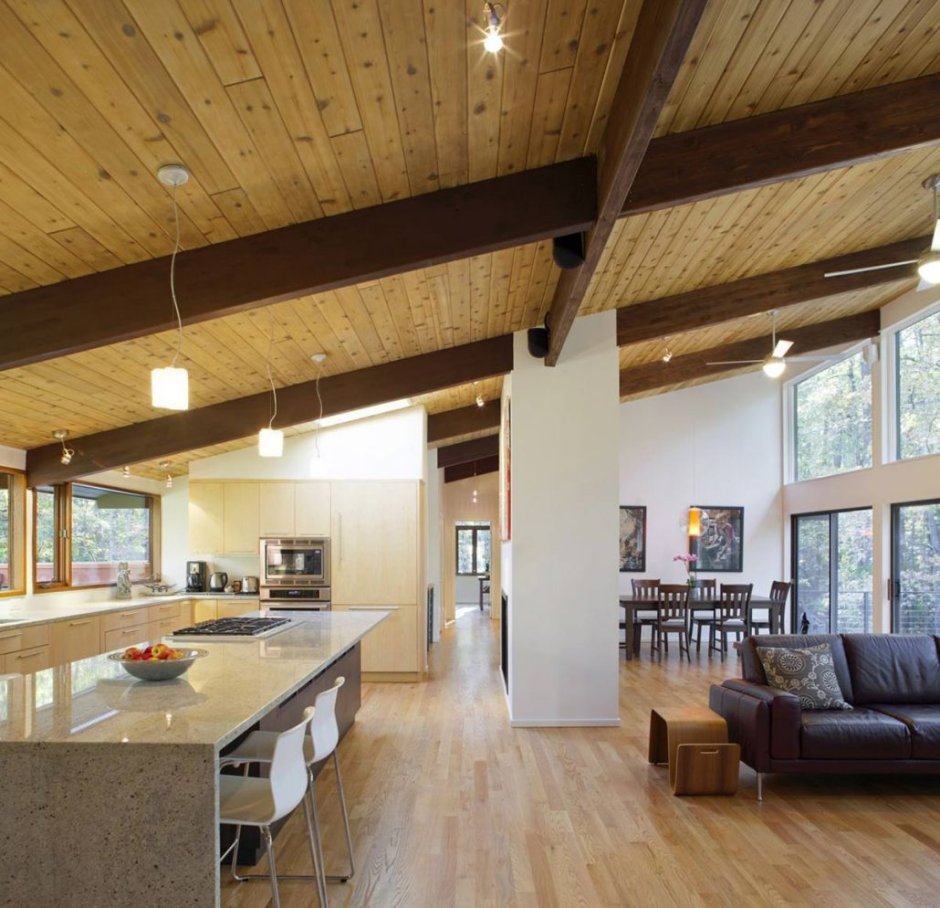 Кухня гостиная с деревянным потолком